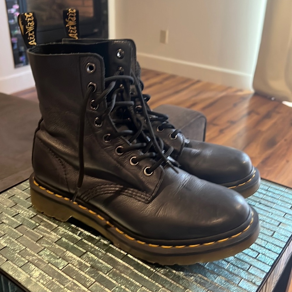 1460 WOMEN'S SMOOTH LEATHER LACE UP BOOTS